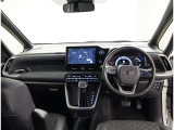 オシャレなインテリアで運転する気分も盛り上がりますよね^^