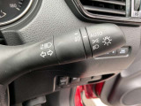 オートライトとは、自動車に装着された自動点灯式ライトのことです。周囲が暗くなるとライトが自動で点灯し、明るくなると自動で消灯する機能を持っています。