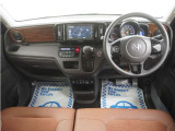 運転にかかわる様々な操作を安全に行えるように視点移動が少なく、操作性に配慮されたスイッチ類が凝縮されたコクピットです。