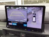 バックギアに入れますとご覧のような画像に自動的に切り替わります。車庫入れ時に役立ちます。