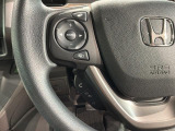 ステアリングにオーディオ操作スイッチが付いています。オーディオ画面に直接タッチしなくても操作が出来ますので、運転に集中できます。
