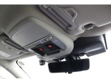 アイサイトVer3を搭載。時速50km以内でしたら、条件がございますがぶつからずに停車いたします。また、中央車線維持機能も搭載。ハンドルが細かく作動して、車線内にとどまるようにいたします。