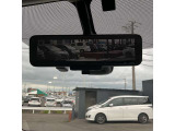 インテリジェントルームミラーが付いております。バックドアについてますカメラと連動して、後方の映像がルームミラーに映ります。