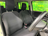 運転席まわりには十分なスペースがあり、大柄な方でもゆったり運転していただける環境です。