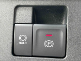 指先だけで簡単に操作が可能です。オートモード(EPBシフト連動機能ON)にした場合は、シフトを[P]レンジにすると自動でパーキングブレーキが作動するので安心です。また、アクセルを踏むと自動的に解除!