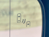 【ブラインドスポットモニター】走行中、ドアミラーの死角になりやすい箇所に後続車が接近するとサイドミラーのレンズに警告を表示!ドライバーに注意喚起をしてくれます。
