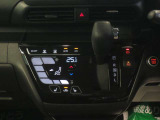 扱いやすいシフトレバーとなっております♪近くには操作しやすいタッチパネル式のAUTOエアコンが付いており、自分好みの温度に設定しておくと、自動で温度や風量調節をしてくれるので快適です♪