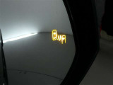 隣車線を走る車両をレーダーで検知し、ドアミラーでは確認しにくい後側方エリアに存在する車両に加え、急接近してくる車両も検知します。車両を検知するとドアミラーに搭載されたLEDインジケーターが点灯します。