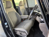 【フロントシート】アイポイントが高く、視界が開けているので、運転する際も快適♪シートも厚みがあり座り心地にこだわったシート設計になっているので、長時間ドライブの際も疲れを軽減してくれます☆