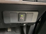 車庫入れなどの運転時、静止物の接近を表示とブザーでお知らせします。