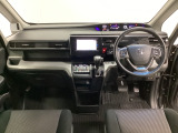 車内は光触媒抗菌消臭施工済です。スタイリッシュなデザインでスポーティなインパネ周りを演出します。グローブボックスやカップホルダーのほかにトレーなどたくさんの収納スペースが付いています。