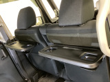 運転席・助手席の背もたれには、2列目シート用にカップホルダー付きの「格納式のシートバックテーブル」を装備しています。休憩時のちょっとした時間などカップを置いたり、小物置きに使えて便利です。