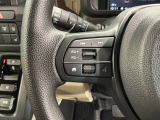 ステアリングにオーディオ操作スイッチが付いています。オーディオ画面に直接タッチしなくても操作が出来ますので、運転に集中できます。