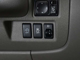 運転席の右側にはヘッドランプレベライザー、VDC、アイドリングストップのスイッチが付いています。