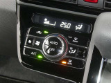 【オートエアコン】車内温度を感知して自動で温度調整をしてくれるのでいつでも快適な車内空間を創り上げます!どの席に座っても快適なドライブが楽しめます♪