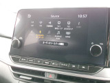 メーカーナビです。スピードメーターとの流れるようなデザインが、内装を上品にします。