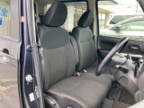 運転席まわりには十分なスペースがあり、大柄な方でもゆったり運転していただける環境です。