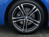 BMW純正18インチホイール。洗練されたデザインで、足元の個性を引き立てます。