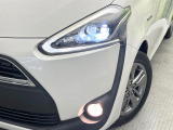 【LEDヘッドライト】悪天候や夜間走行時も良好な視界を確保し安心して運転できる高輝度LEDヘッドライトを装備!点灯速度が早く、消費電力も抑えられています。