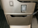 アクセサリーソケットはUSBのアダプターなどをつければ、スマホの充電にも使えます。周辺には物が置けるボックスがついています。