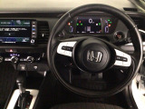 【ハンドル】運転にかかわる様々な操作を安全に行えるように視点移動が少なく操作性に配慮されたスイッチ類が凝縮されたコックピットです。