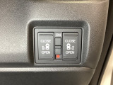リアドアは乗り降りに便利な両側電動スライドドアです。また運転席に座っていながらスイッチ操作で自在にスライドドアを開け閉めできます。