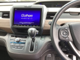【eコンスイッチ】低燃費運転をサポートするECONモード。スイッチをONすると、エンジンやトランスミッション、A/Cなどを協調制御し、燃費の向上に貢献。エコドライブの効果を高めます。