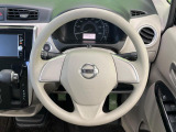 インテリアに合わせたデザインのステアリングは、運転される方のことも考え、運転しやすい形状、大きさです。是非一度、実際に触ってお確かめください。