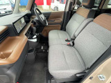 厚みがあって、座り心地のいいソファーのようなシート。運転席も助手席もリラックスしてゆったり座れます。