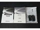 保証書・記録簿・取扱説明書と揃っていいます。キーの電池は新品にお取替えしてから納車させて頂きます。