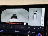 パノラミックビューモニターを装備。駐車場や交差点でクルマを真上から見るように周囲を確認できます。機能の詳細は販売店スタッフまでおたずねください。