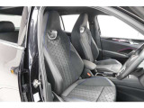 【Rライン専用ファブリックシート】スポーツコンフォートシート(運転席助手席)を装備。