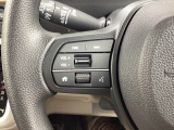 オーディオコントロールスイッチがハンドルに装備されているのでハンドルから手を離さずに運転が可能です。