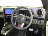 ドライバーファーストのコックピットを実現するために、スペースやレイアウトの工夫を施すことで、運転に集中しやすく、走りを存分に楽しめる設計になっています。
