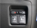両側パワースライドドア付き!挟み込み防止機能でお子さまの乗り降りも安心です。さらに車内・車外のドアハンドルはもちろん、運転席スイッチやリモコンキーからも開閉できるので、大変便利な装備です!