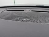 【harman kardon】ハーマンカードンのHi-Fiスペシャリストと共に、モデル別に開発・設計された専用チューニングが臨場感溢れる音響空間を実現しています。