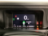 デジタル表示のスピードメーターとタコメーター、燃費やオドメーターなどの表示の他に、ホンダセンシング機能などの表示もできる多機能なマルチインフォメーション・ディスプレイです。