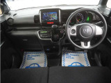 運転にかかわる様々な操作を安全に行えるように視点移動が少なく、操作性に配慮されたスイッチ類が凝縮されたコクピットです。