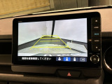 リバースギアに入れるだけで後方の表示へ切り替わります。夜間や雨の日の駐車も楽になりますよ。