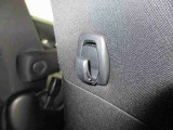 運転席シートバックには買い物袋等が掛けられる便利なフック