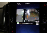 シフトをバックに入れれば、自動的に後方の映像がナビ画面に映し出されます。後方視界を確保するリヤビューカメラ。車庫入れ時などにとても便利です
