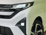 【LEDヘッドライト】悪天候や夜間走行時も良好な視界を確保し安心して運転できる高輝度LEDヘッドライトを装備!点灯速度が早く、消費電力も抑えられています。