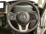 ハンドルにHondaセンシング系のクルーズコントロールやレーンキープアシストなどのスイッチと、オーディオの操作スイッチが装備されています。ハンドルから手を離さず安全に操作できます。