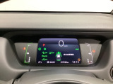デジタル表示のスピードメーターとタコメーター、燃費やオドメーターなどの表示の他に、ホンダセンシング機能などの表示もできる多機能なマルチインフォメーション・ディスプレイです。