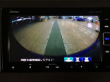 【バックカメラ】運転が苦手な方も車庫入れラクラクです!ギアをリバースに入れれば自動的に切り換わりますので、面倒な操作は不要です♪狭い駐車場もお車を傷つけず安心ですね!