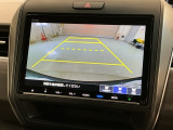 リバースギアに入れるだけで後方の表示へ切り替わります。夜間や雨の日の駐車も楽になりますよ。