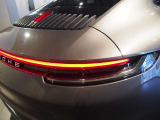 リア ライトストリップに統合されたPORSCHEロゴ