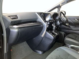 シックな色使いの運転席周りですね。すっきりとしたデザインで上品な色使いです。居心地の良い運転席、長く座ってられるリラックスできるデザインがいいですね。