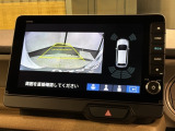 リバースギアに入れるだけで後方の表示へ切り替わります。夜間や雨の日の駐車も楽になりますよ。