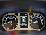 様々な車両情報を表示できるTFTマルチインフォメーションディスプレイを中央に配した視認性の高い大型2眼メーターです